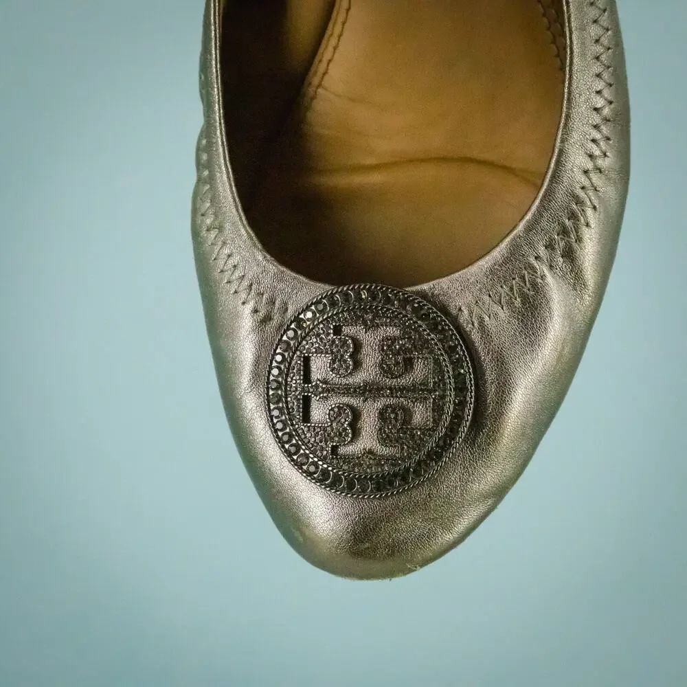 Tory Burch Size 8.5 Claire Cap Toe Silver Metallic Logo Slip On Leather Flats